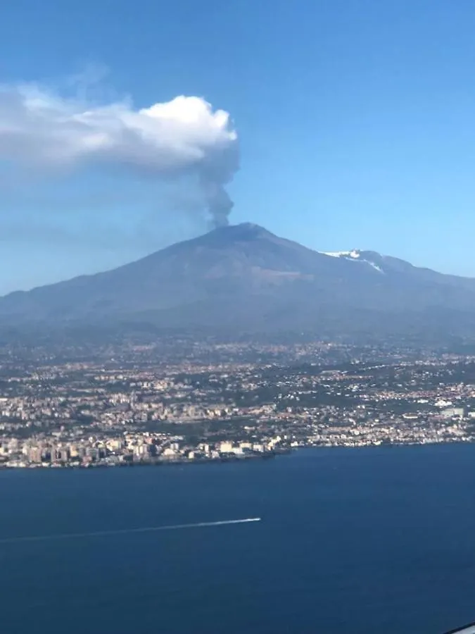 Le Tre Meraviglie A 200 M Dal Mare Катания